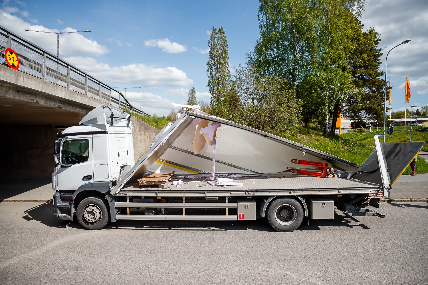 Lastbil kraschade in i viadukt