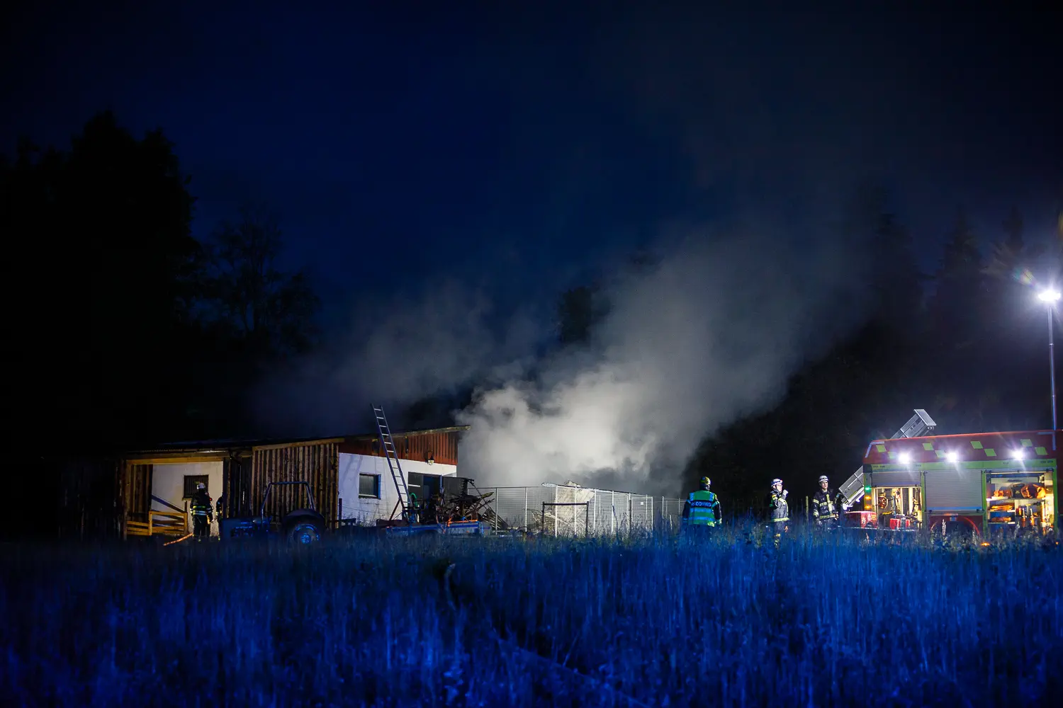 Fullt utvecklad brand i ladugård utanför Bottnaryd