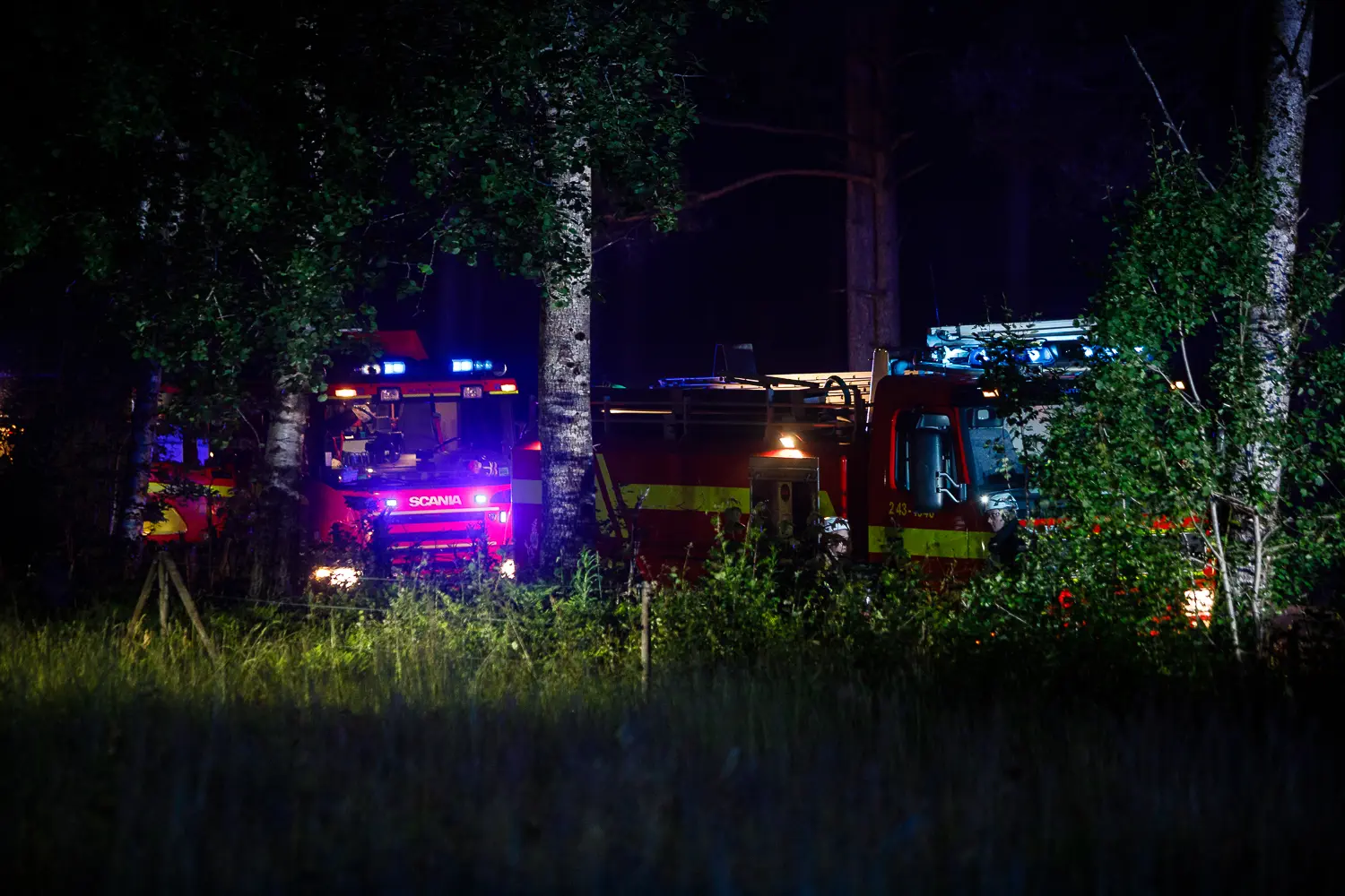 Fullt utvecklad brand i ladugård utanför Bottnaryd
