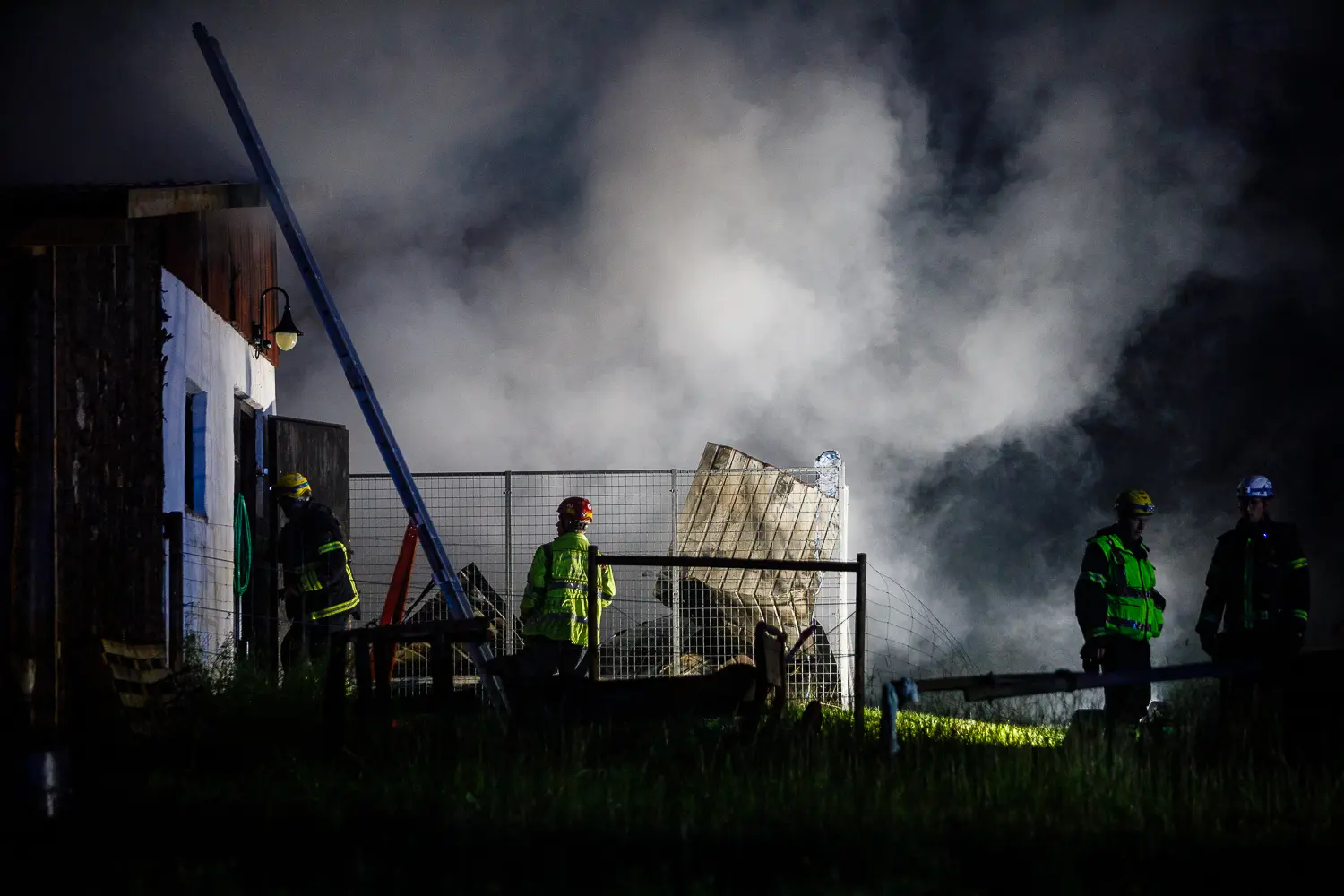 Fullt utvecklad brand i ladugård utanför Bottnaryd
