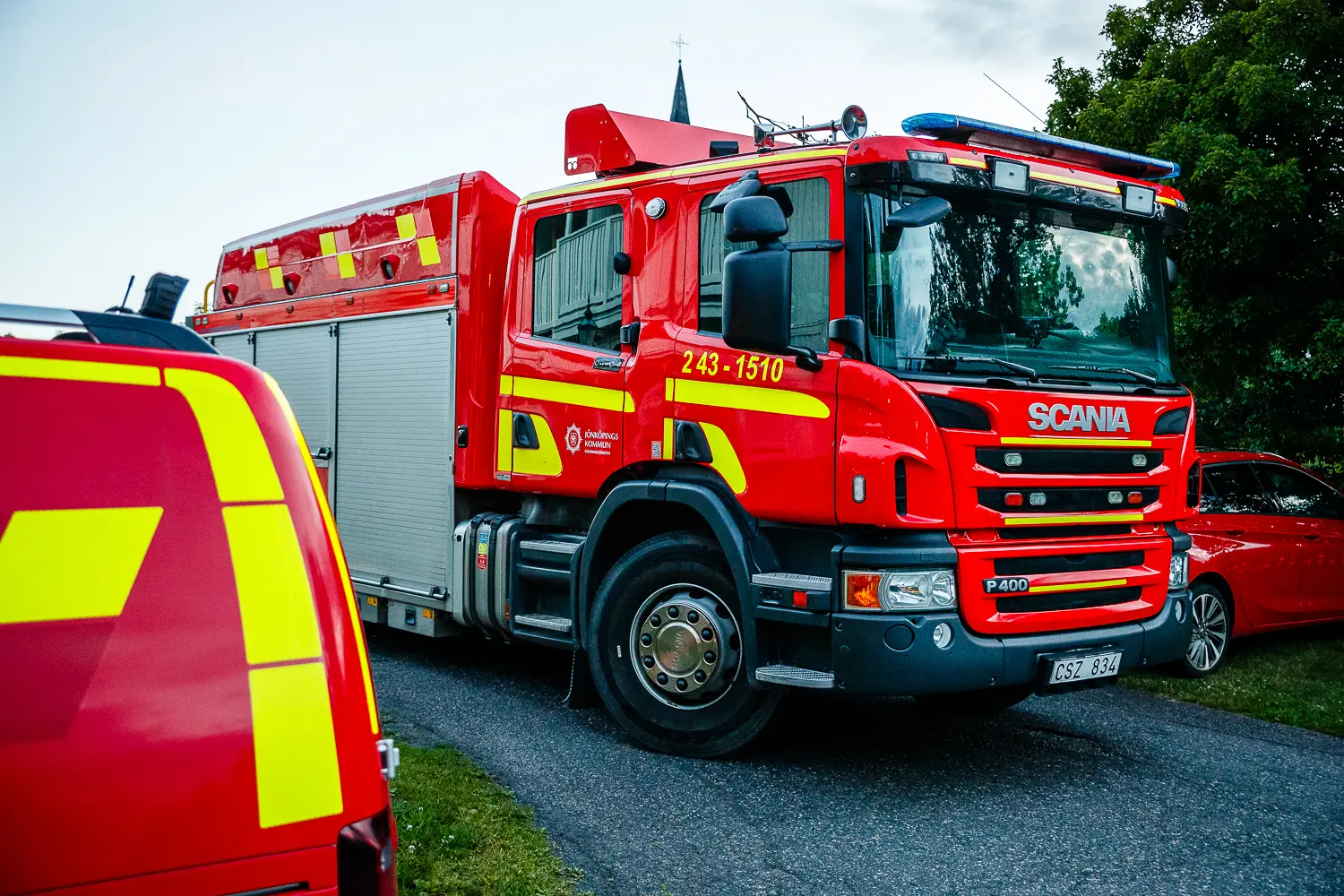 Personbil körde ner i vattendrag i Hovslätt