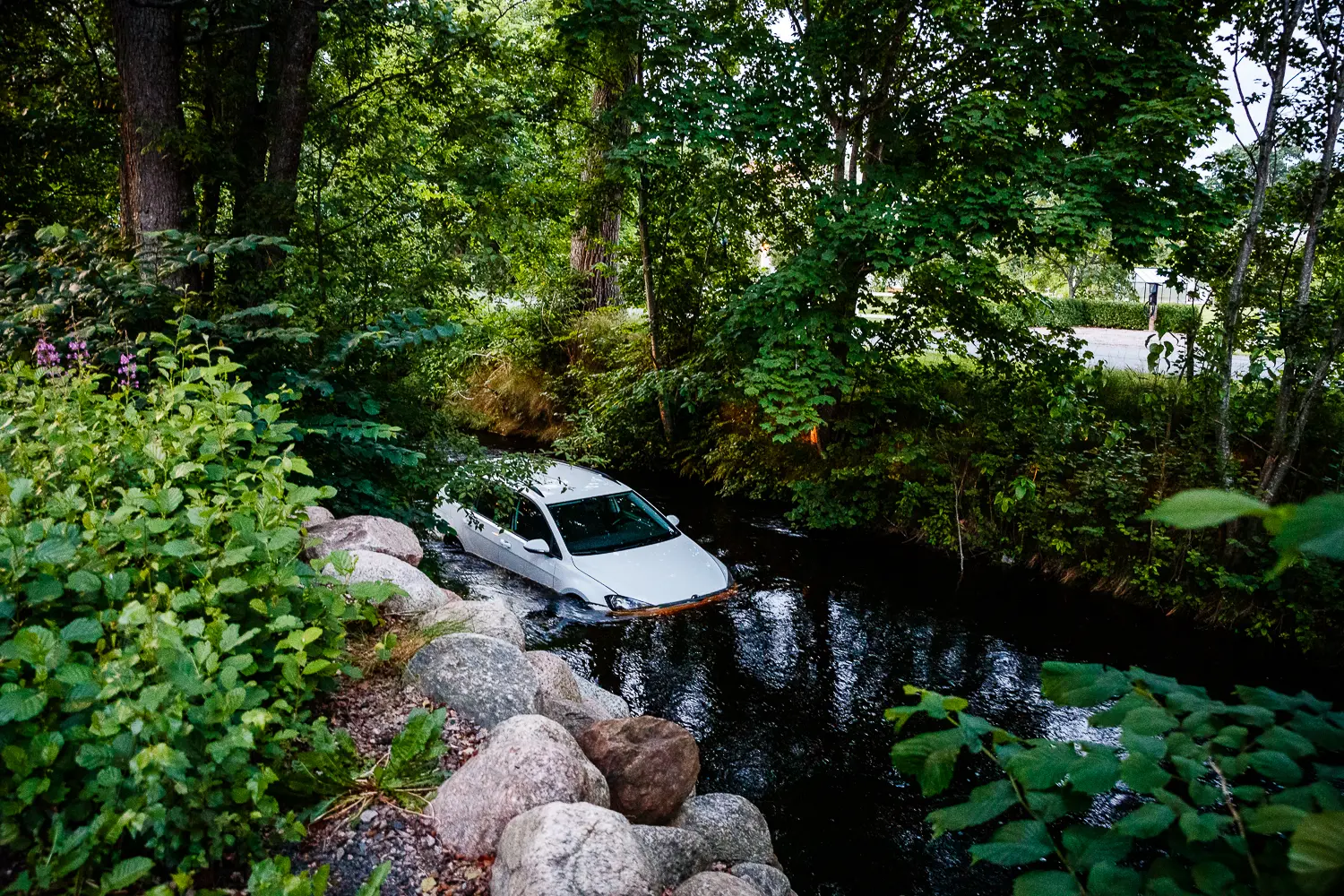 Personbil körde ner i vattendrag i Hovslätt