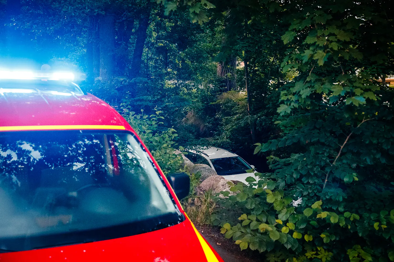 Personbil körde ner i vattendrag i Hovslätt