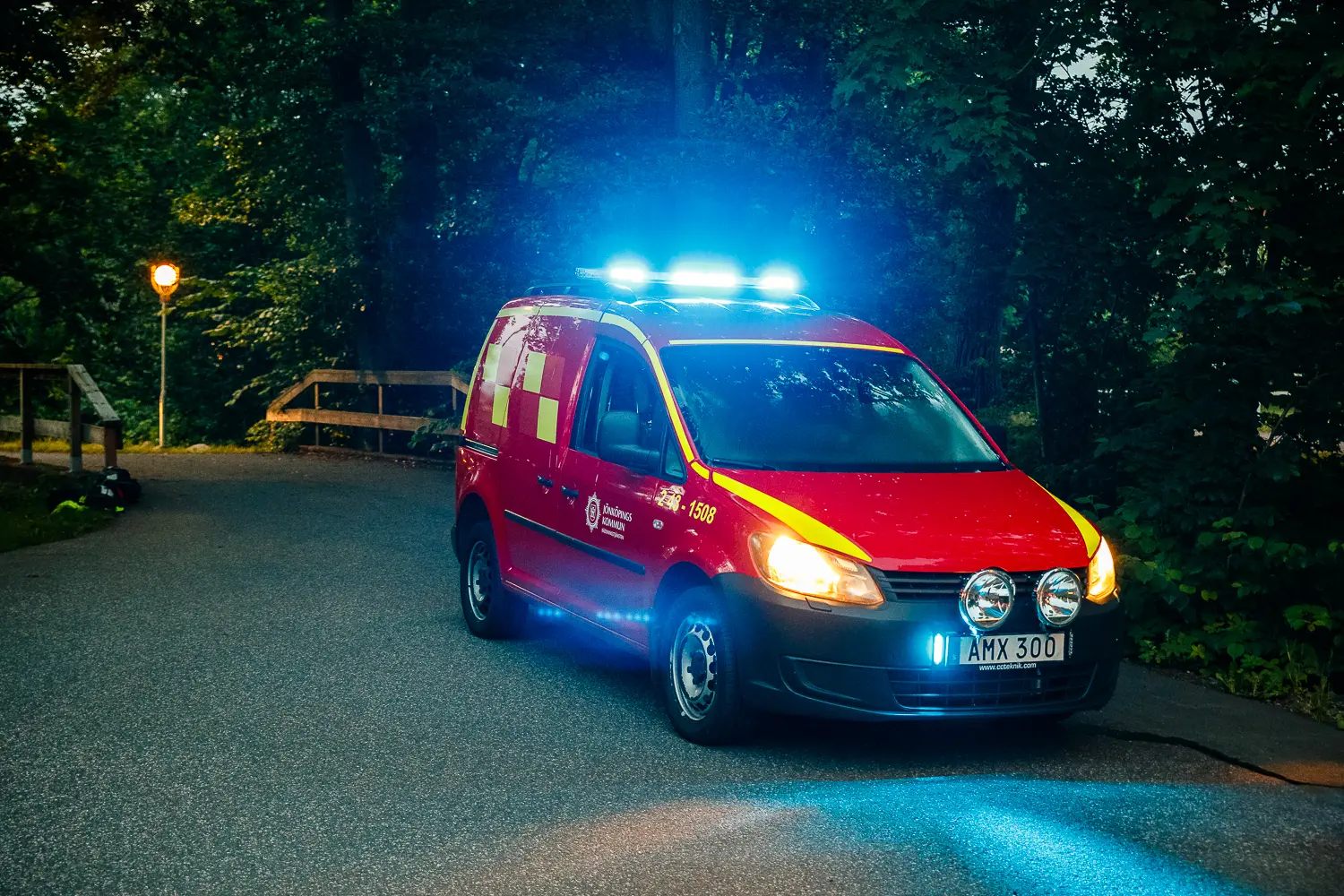 Personbil körde ner i vattendrag i Hovslätt