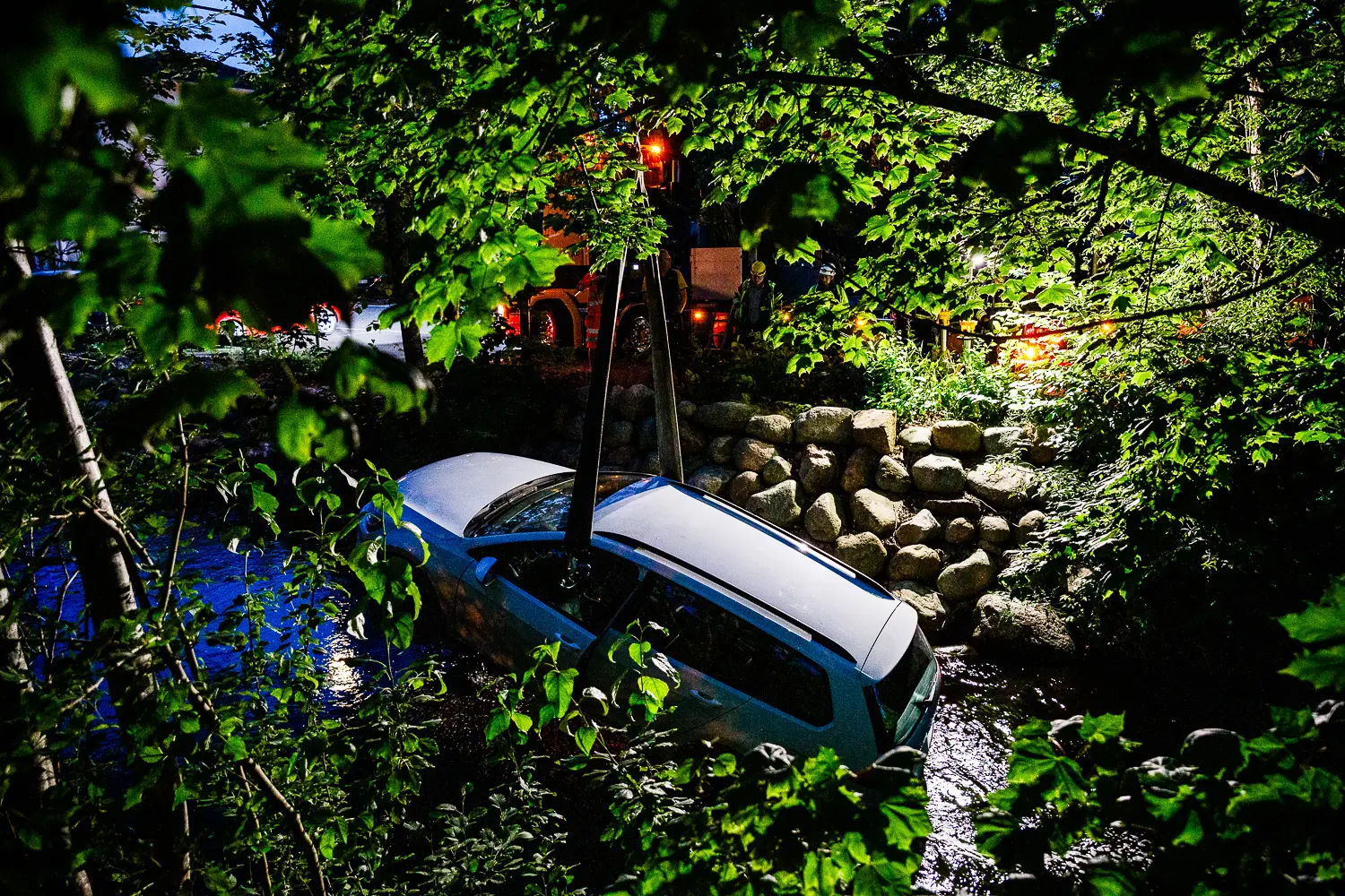 Personbil körde ner i vattendrag i Hovslätt