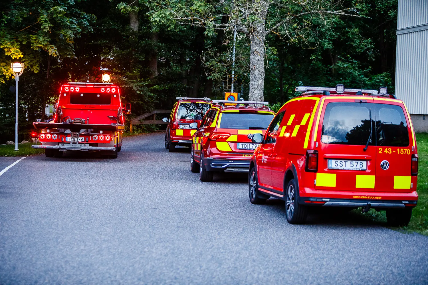 Personbil körde ner i vattendrag i Hovslätt