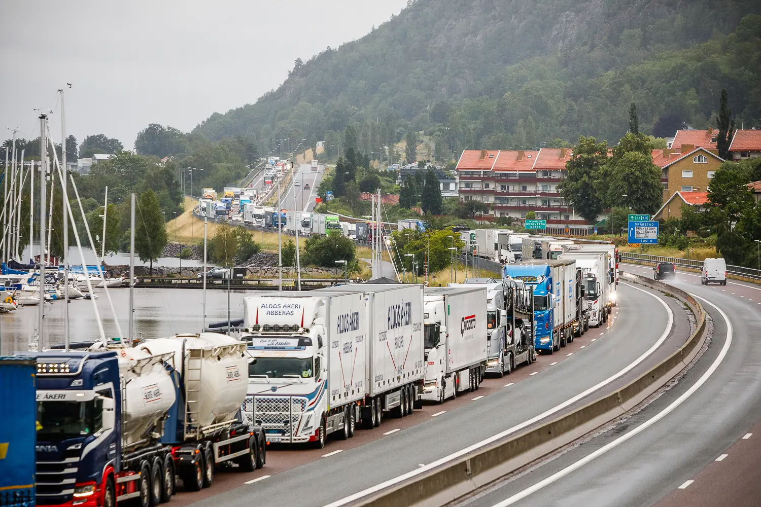 Köer på E4 i Huskvarna efter översvämning