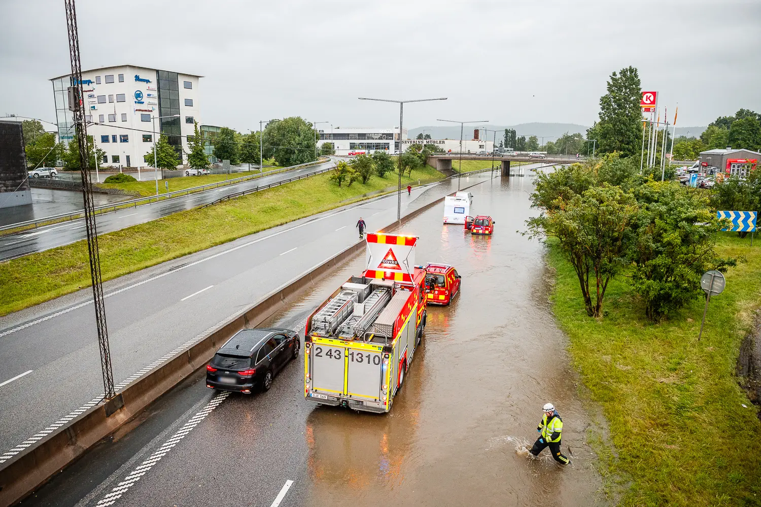 Översvämning på E4 vid Österängen i Jönköping efter regnoväder