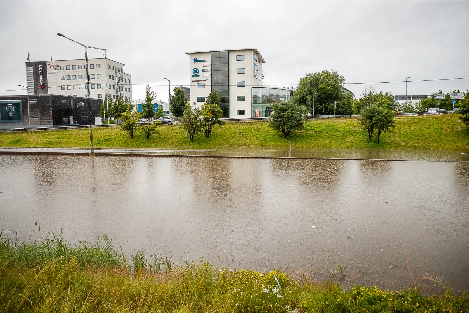 Översvämning på E4 vid Österängen i Jönköping efter regnoväder
