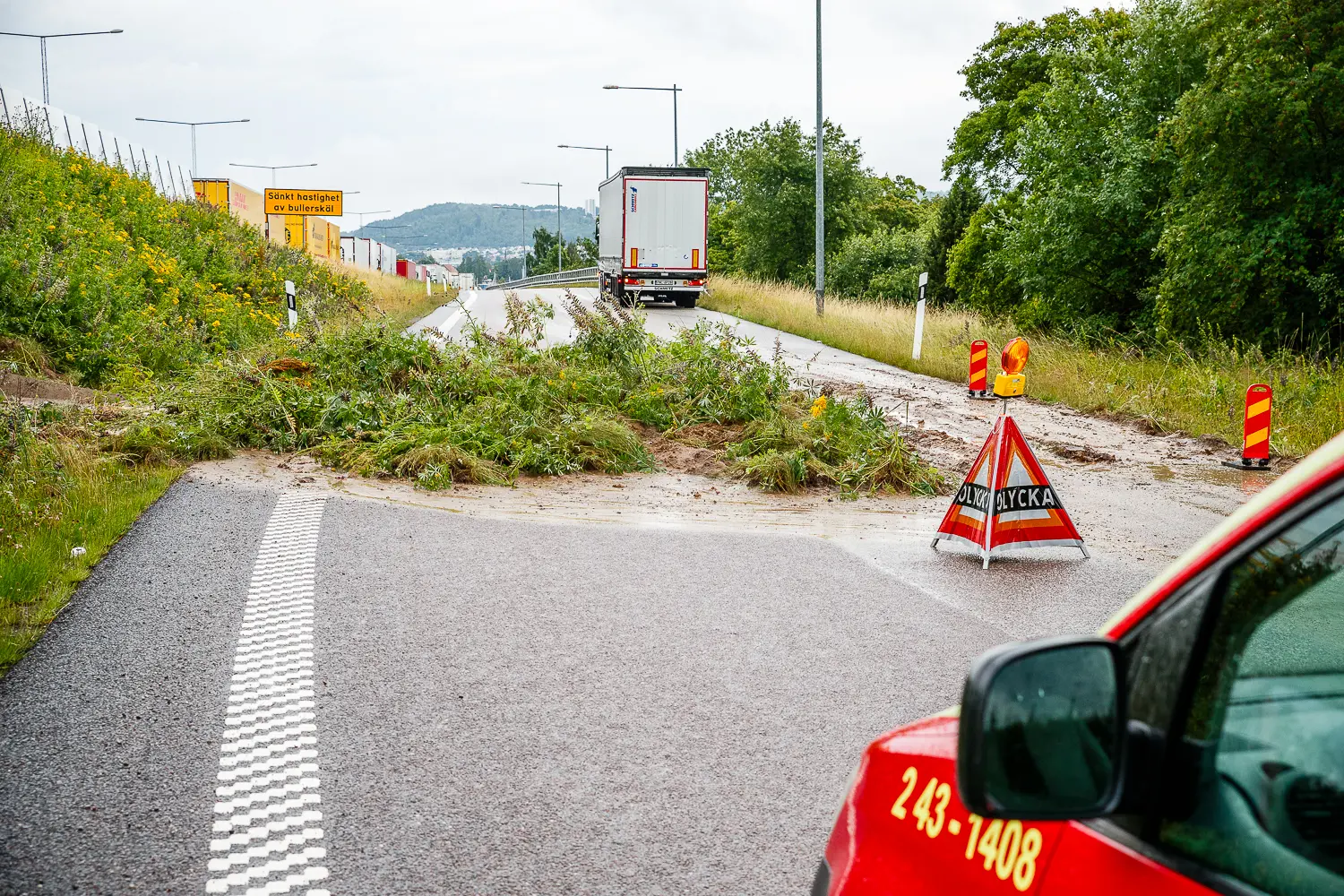 Jord rasade ner på påfarten till E4 i Huskvarna i höjd med Brunstorp