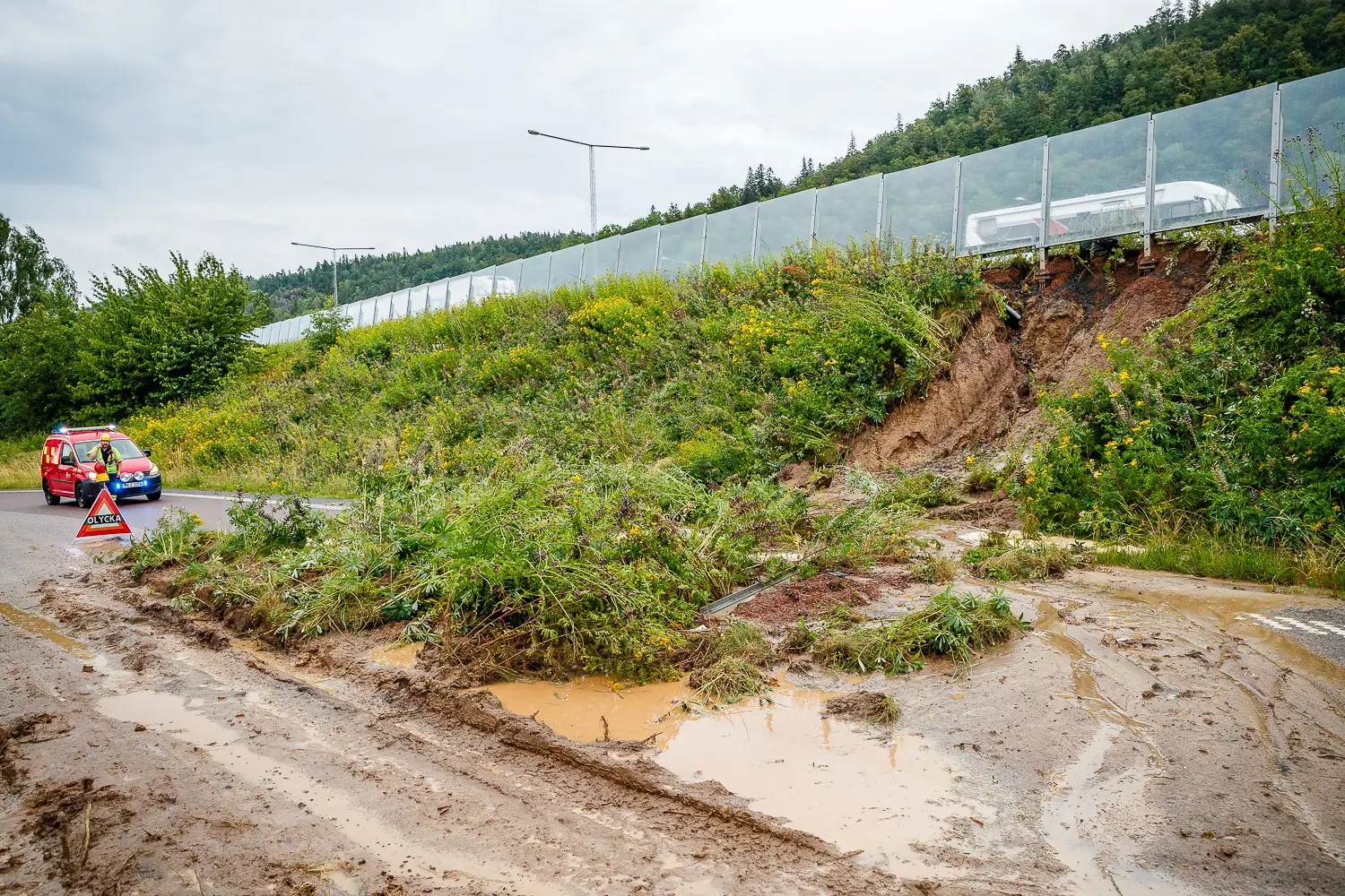 Jord rasade ner på påfarten till E4 i Huskvarna i höjd med Brunstorp
