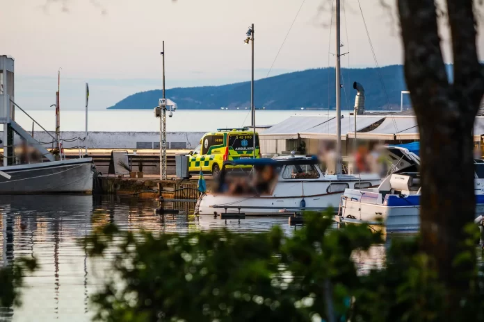 Ambulans larmades om en fastklämd person vid piren i Jönköping