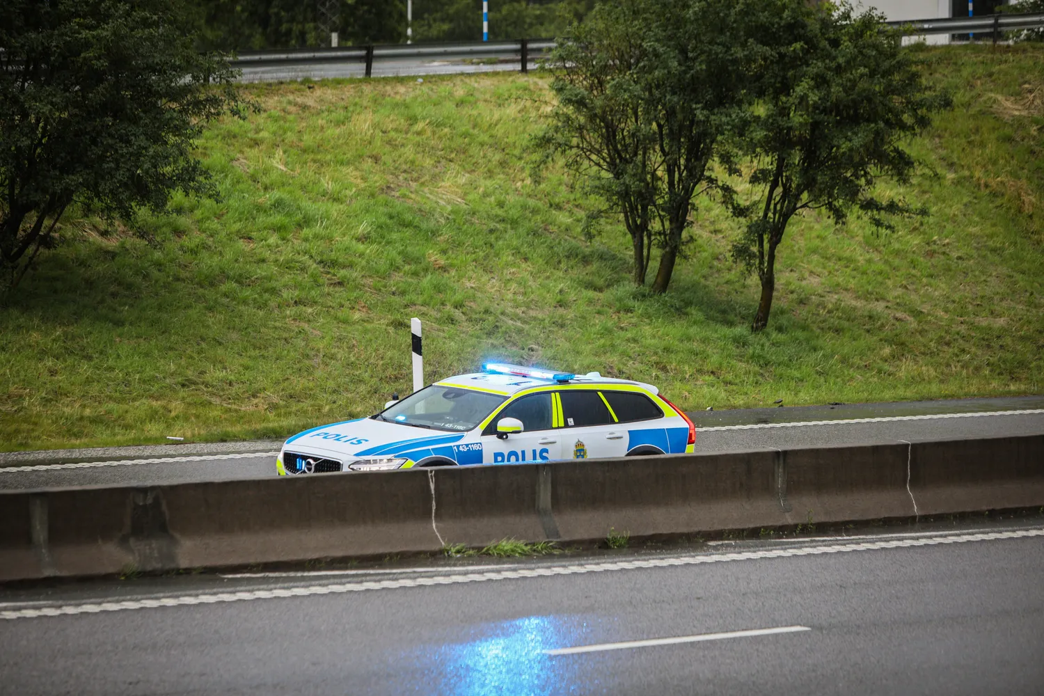 Polis på singelolycka på E4 i Jönköping.