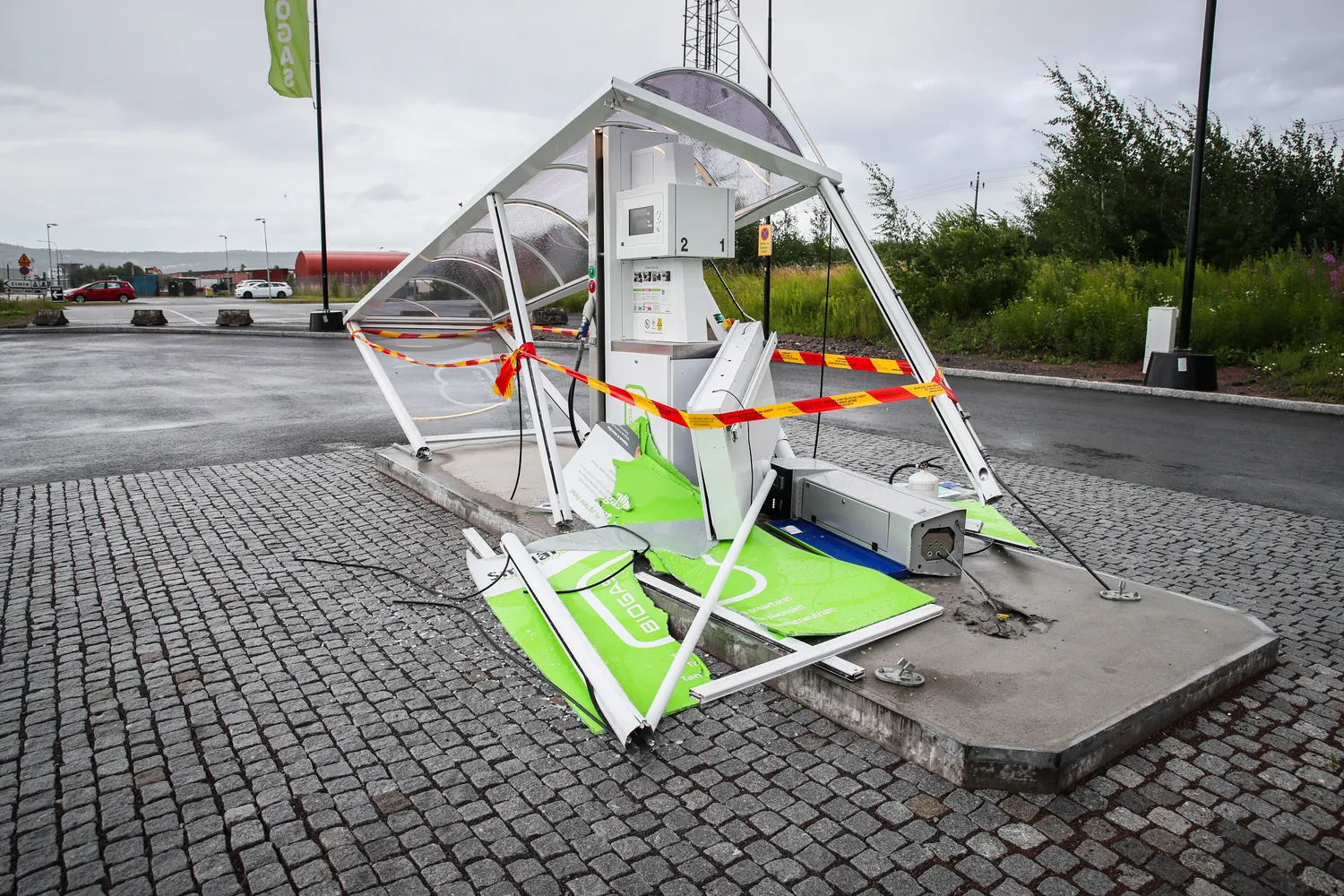 Körde ner tak vid biogas tankstation i Jönköping