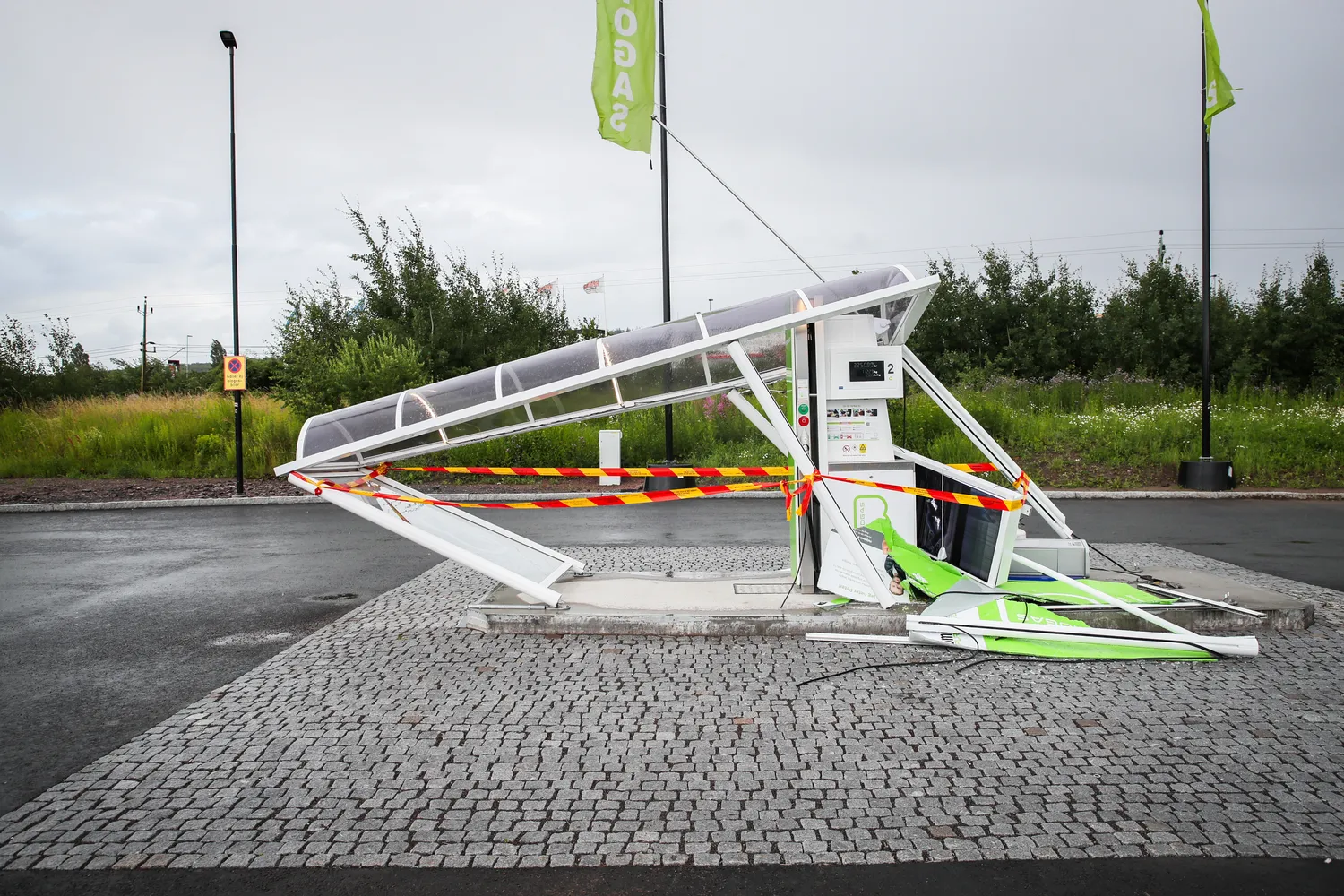 Körde ner tak vid biogas tankstation i Jönköping