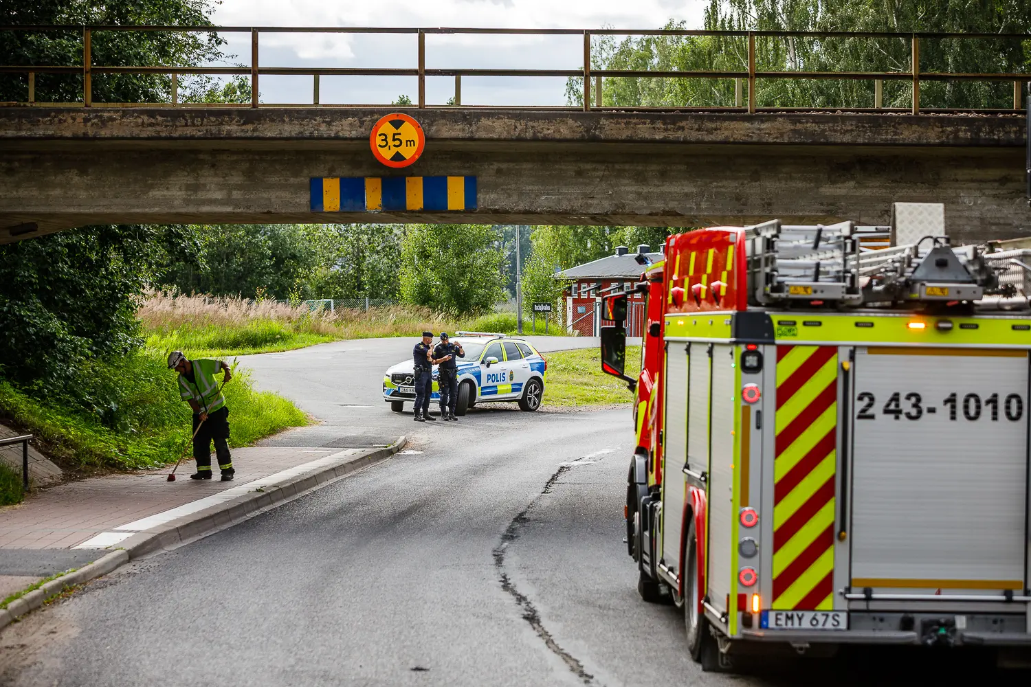 En lastbil kolliderade med viadukt på Rekrytvägen i Jönköping