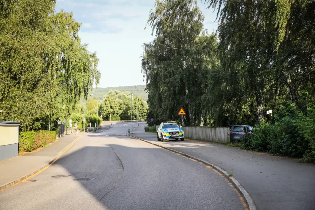 Trafikolycka på Klostergatan - bil körde in i träd