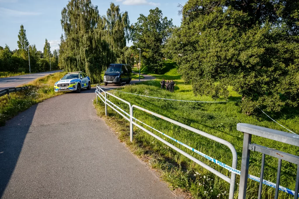 Avspärrning vid Huskvarnaån där ett misstänkt föremål hittades under magnetfiske