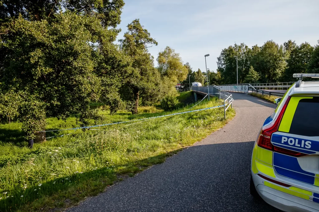 Avspärrning vid Huskvarnaån där ett misstänkt föremål hittades under magnetfiske
