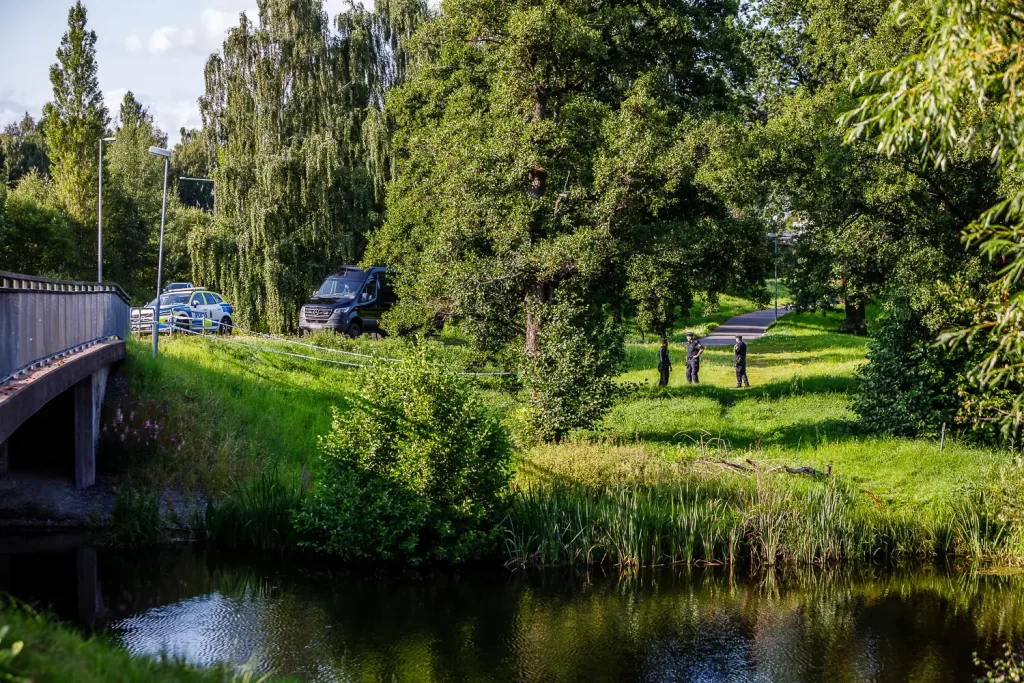 Avspärrning vid Huskvarnaån där ett misstänkt föremål hittades under magnetfiske