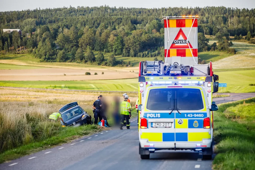 Trafikolycka på länsväg 989 vid Skärstad där en bil kört av vägen