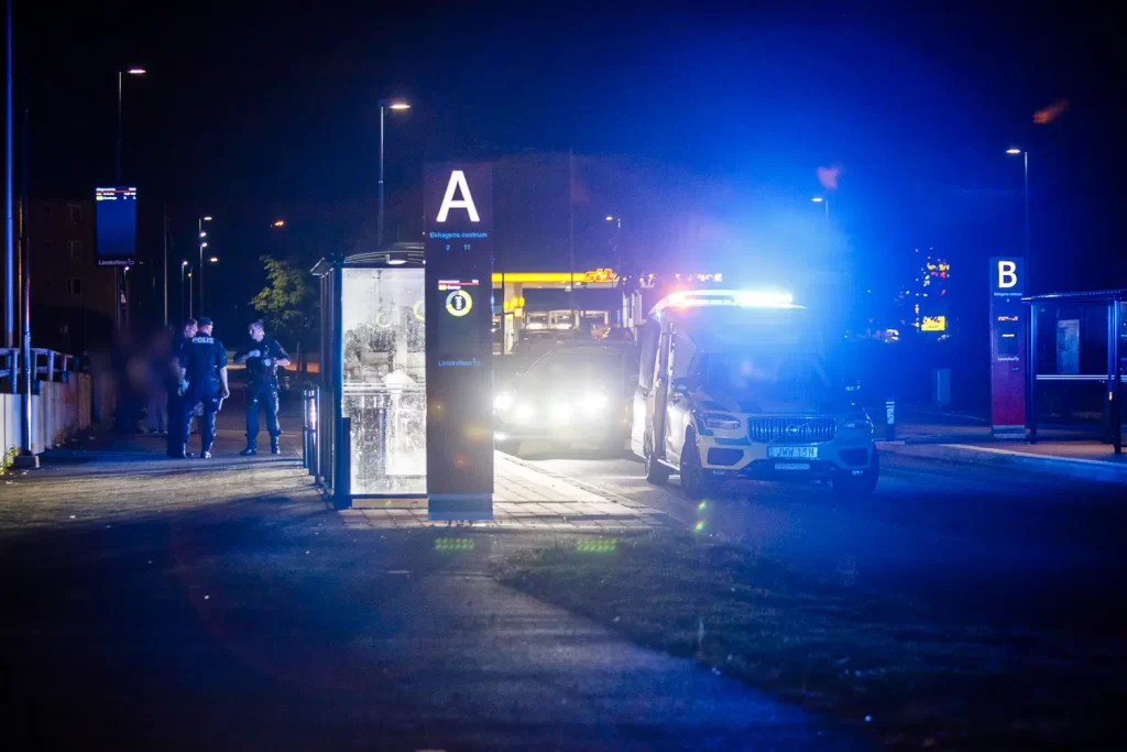 polis och ambulans i Ekhagens centrum