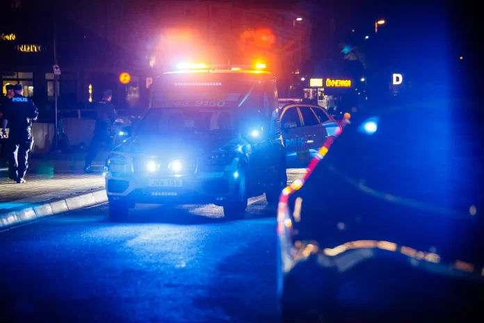 polis och ambulans i Ekhagens centrum