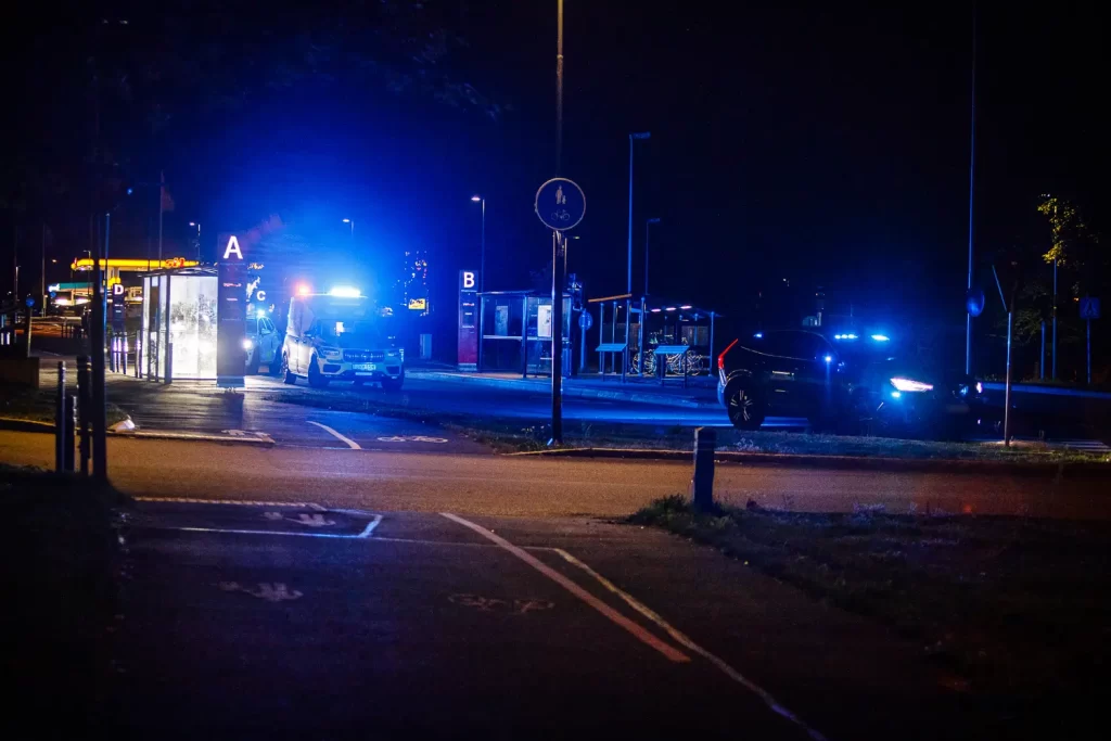polis och ambulans i Ekhagens centrum