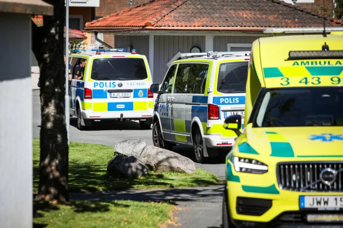 Polis och ambulans på Österängen efter larm om en grov misshandel
