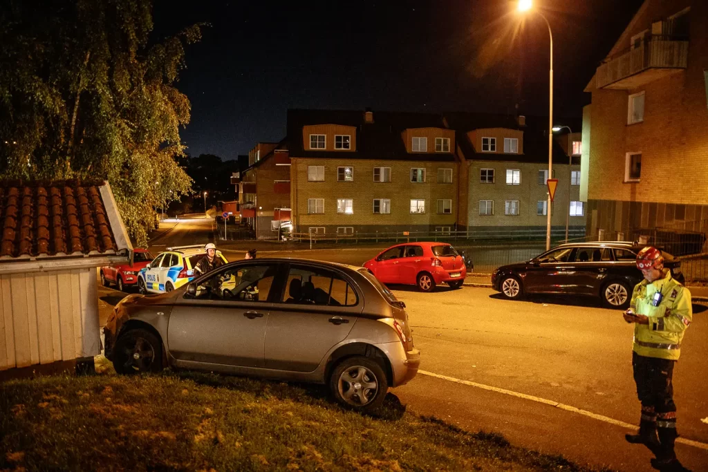 Personbil körde in i sophus på Brunnsgatan i Huskvarna.