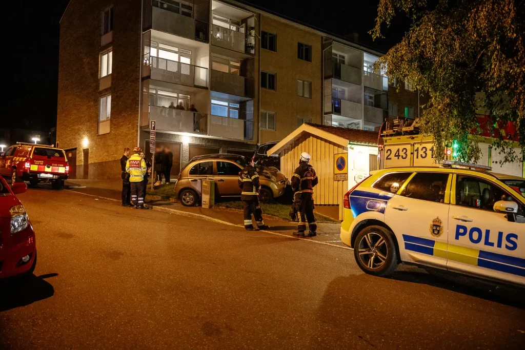 Personbil körde in i sophus på Brunnsgatan i Huskvarna.