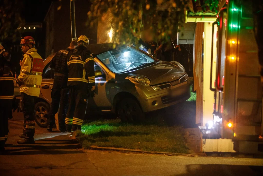 Personbil körde in i sophus på Brunnsgatan i Huskvarna.