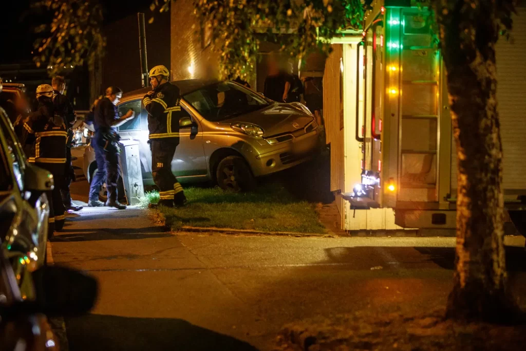 Personbil körde in i sophus på Brunnsgatan i Huskvarna.