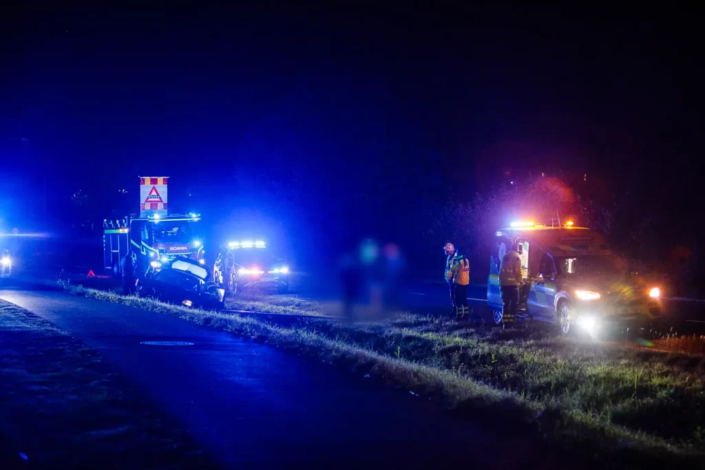 Bil körde ner lyktstolpe på Kungsängsvägen