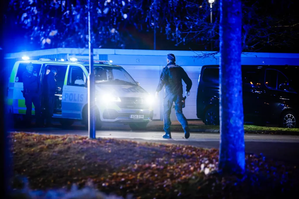 Polis på Öxnehaga efter skottlossning.