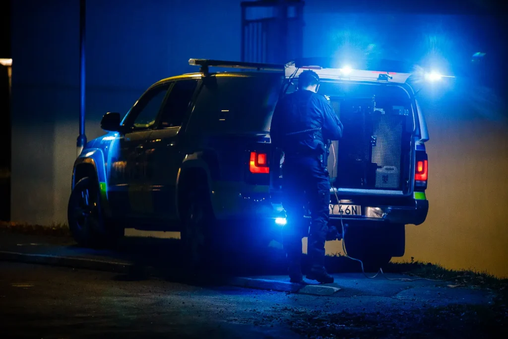 Polis på Öxnehaga efter skottlossning.