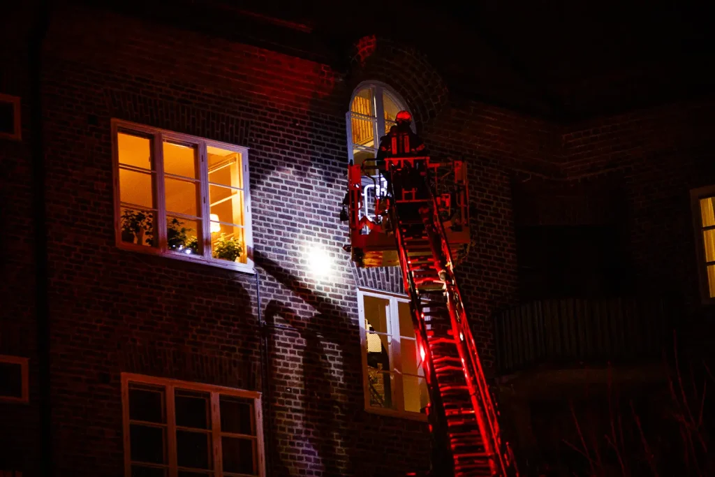 Räddningstjänst på utryckning, brand i hissmotor