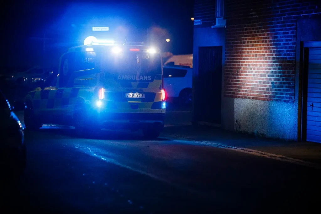 Ambulans på utryckning, brand i hissmotor