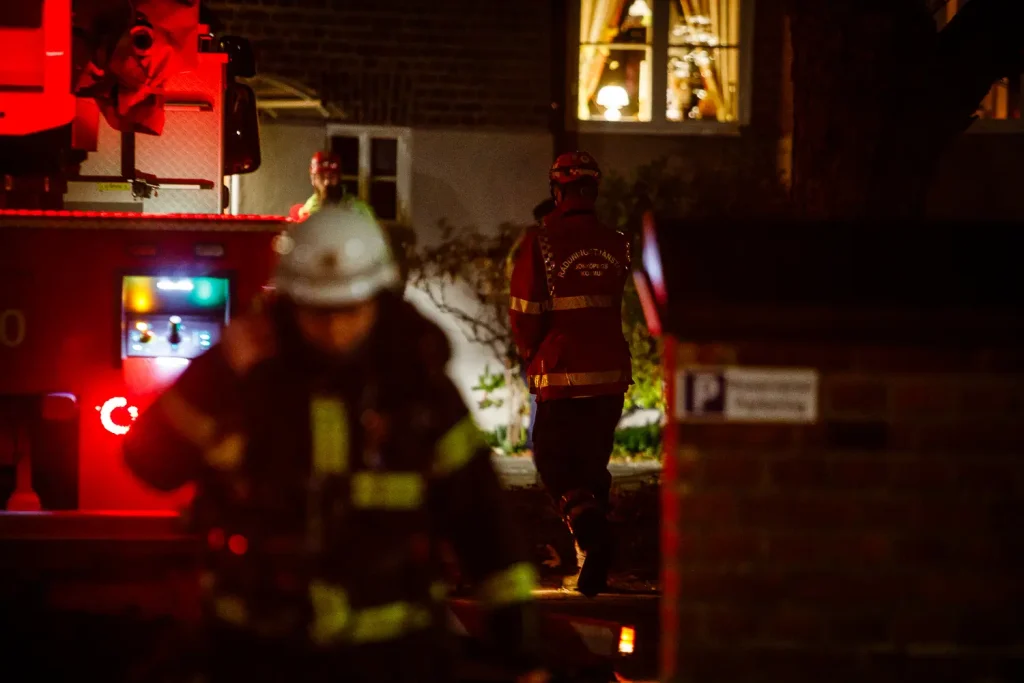 Räddningstjänst på utryckning, brand i hissmotor