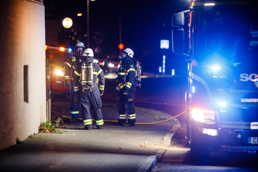 Räddningstjänst på utryckning, brand i hissmotor