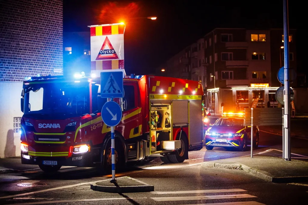 Räddningstjänst på utryckning, brand i hissmotor