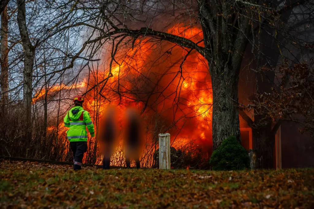 Brand i byggnad, kraftig brand i garage
