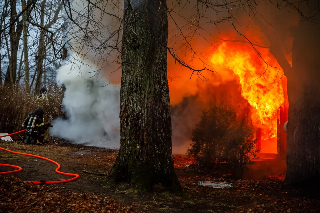 Brand i byggnad, kraftig brand i garage
