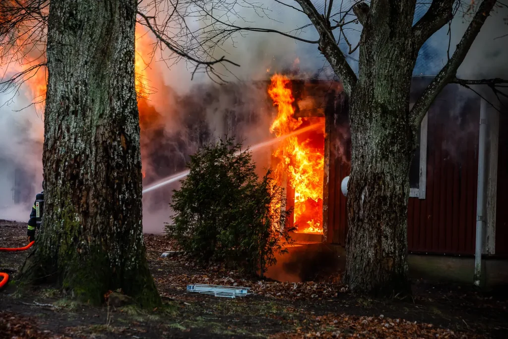 Brand i byggnad, kraftig brand i garage