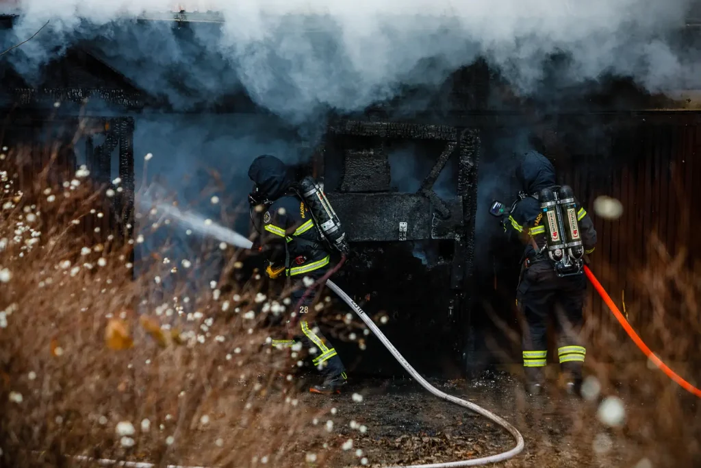 Brand i byggnad, kraftig brand i garage