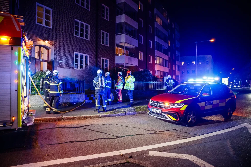 Räddningstjänst på utryckning, brand i hissmotor