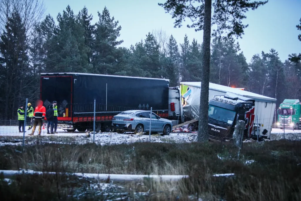 Trafikolycka på riksväg 40 – två lastbilar krockade