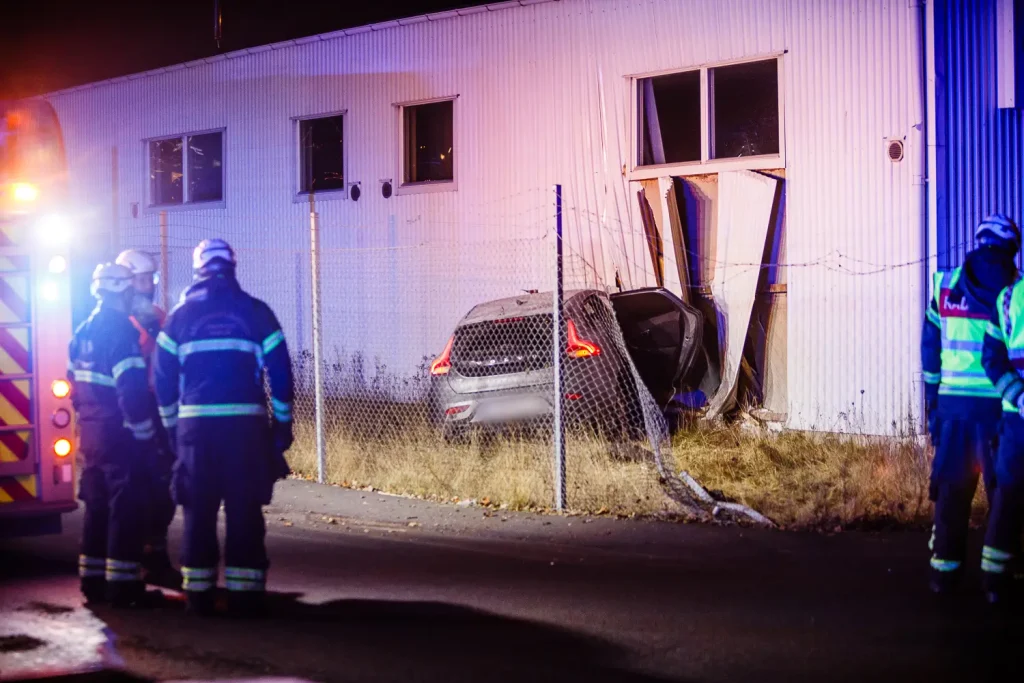 Trafikolycka Jönköping, bil kraschade in i byggnad