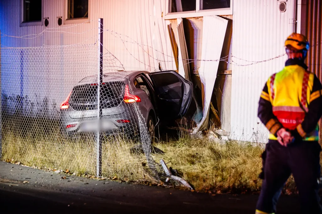 Trafikolycka Jönköping, bil kraschade in i byggnad