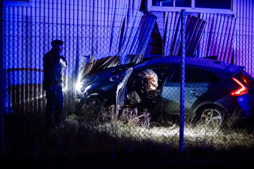 Trafikolycka Jönköping, bil kraschade in i byggnad